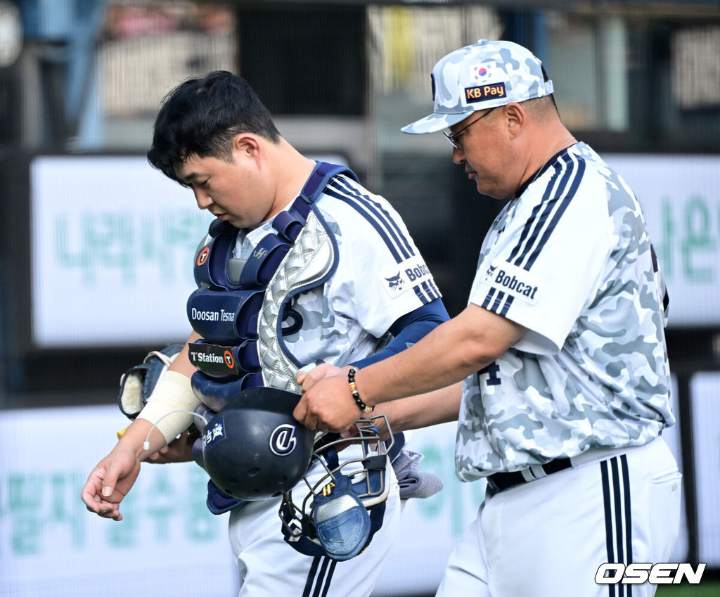 7일 서울 잠실야구장에서 ‘2026 신한 SOL Bank KBO리그’ 두산 베어스와 키움 히어로즈의 경기가 열렸다.홈팀 두산은 웨스 벤자민, 방문팀 키움은 라울 알칸타라를 선발로 내세웠다.3회초 무사 1루 상황 키움 임병욱 타석 때 두산 포수 양의지가 포구 중 부상을 입고 교체되고 있다. 2026.06.07 / dreamer@osen.co.kr