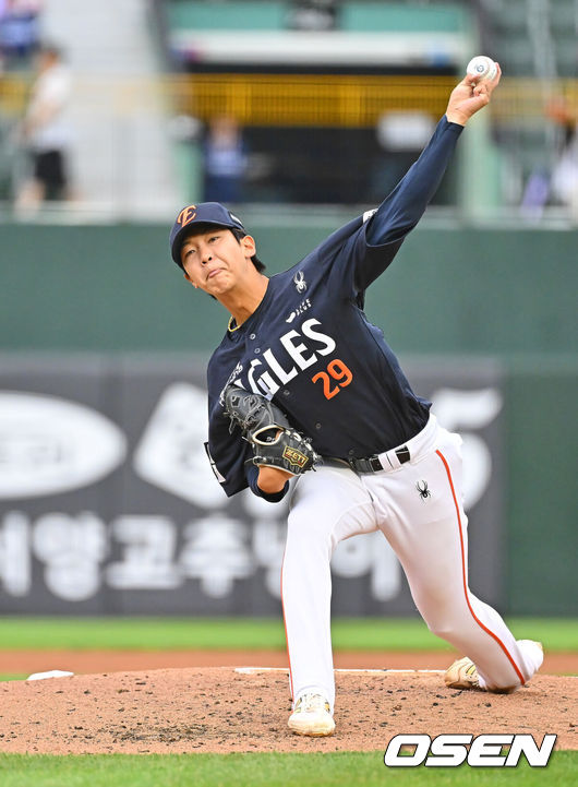 [OSEN=부산, 이석우 기자] 7일 부산 사직야구장에서 2026 신한 SOL KBO 리그 롯데 자이언츠와 한화 이글스의 경기가 열렸다. 홈팀 롯데는 비슬리가, 방문팀 한화는 황준서가 선발 출전했다.한화 이글스 선발 투수 황준서가 역투하고 있다. 2026.06.07 / foto0307@osen.co.kr