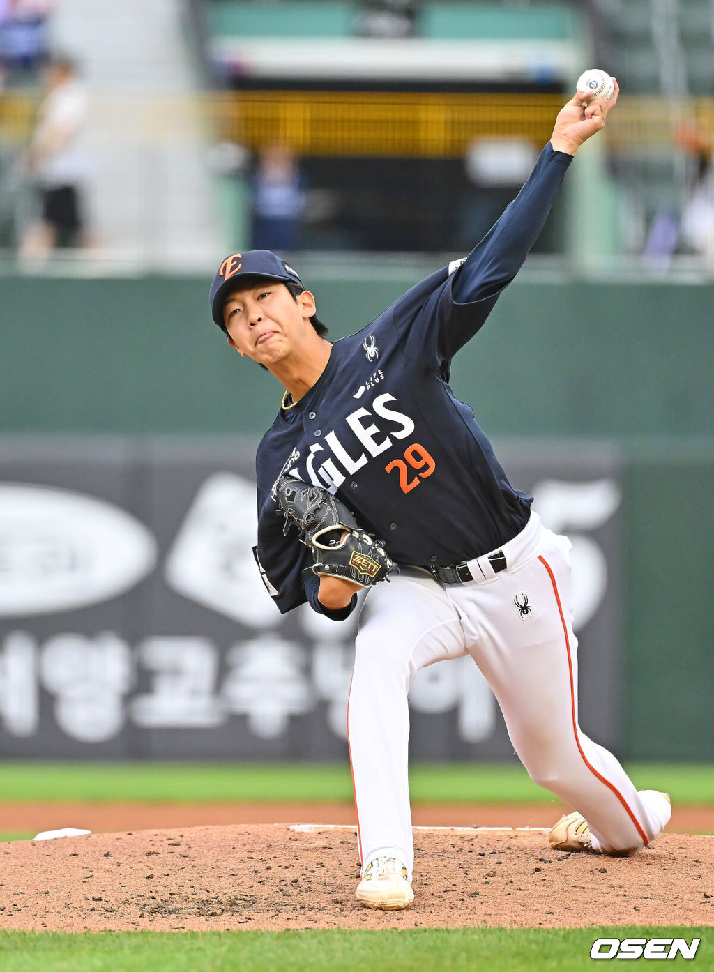 7일 부산 사직야구장에서 2026 신한 SOL KBO 리그 롯데 자이언츠와 한화 이글스의 경기가 열렸다. 홈팀 롯데는 비슬리가, 방문팀 한화는 황준서가 선발 출전했다.한화 이글스 선발 투수 황준서가 역투하고 있다. 2026.06.07 / foto0307@osen.co.kr