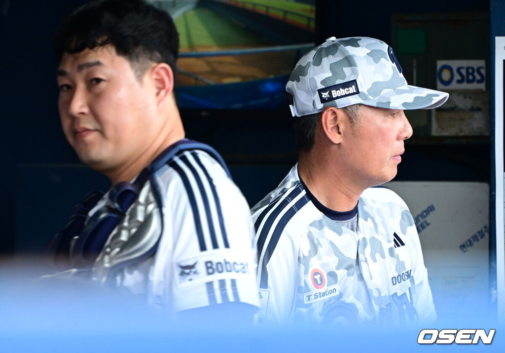 7일 서울 잠실야구장에서 ‘2026 신한 SOL Bank KBO리그’ 두산 베어스와 키움 히어로즈의 경기가 열렸다.홈팀 두산은 웨스 벤자민, 방문팀 키움은 라울 알칸타라를 선발로 내세웠다.3회초 무사 1루 상황 키움 임병욱 타석 때 두산 포수 양의지가 포구 중 부상을 입고 교체되고 있다. 아쉬움을 삼키는 두산 김원형 감독. 2026.06.07 / dreamer@osen.co.kr