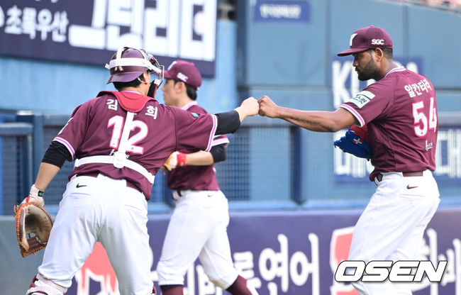 [OSEN=잠실, 최규한 기자] 7일 서울 잠실야구장에서 ‘2026 신한 SOL Bank KBO리그’ 두산 베어스와 키움 히어로즈의 경기가 열렸다.홈팀 두산은 웨스 벤자민, 방문팀 키움은 라울 알칸타라를 선발로 내세웠다.6회말 두산 공격을 무실점으로 막아낸 키움 선발 알칸타라가 더그아웃으로 향하며 포수 김건희와 인사를 나누고 있다. 2026.06.07 / dreamer@osen.co.kr