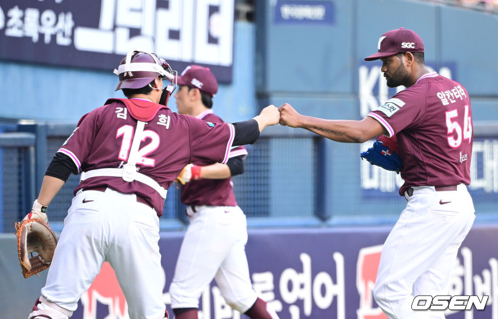 7일 서울 잠실야구장에서 ‘2026 신한 SOL Bank KBO리그’ 두산 베어스와 키움 히어로즈의 경기가 열렸다.홈팀 두산은 웨스 벤자민, 방문팀 키움은 라울 알칸타라를 선발로 내세웠다.6회말 두산 공격을 무실점으로 막아낸 키움 선발 알칸타라가 더그아웃으로 향하며 포수 김건희와 인사를 나누고 있다. 2026.06.07 / dreamer@osen.co.kr