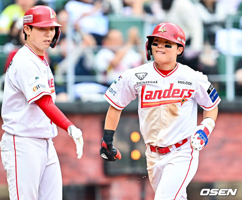 7일 인천 SSG랜더스필드에서 ‘2026 신한 SOL Bank KBO리그’ SSG 랜더스와 KT 위즈의 경기가 열렸다.이날 경기에서 SSG는 베니지아노, KT는 오원석을 선발투수로 내세웠다.5회말 2사 주자 2루 SSG 김재환의 2루수 왼쪽 내야 1타점 적시타때 . 정준재가 홈으로 몸을 날려 세이프 된 후 기뻐하고 있다. 2026.06.07 / rumi@osen.co.kr