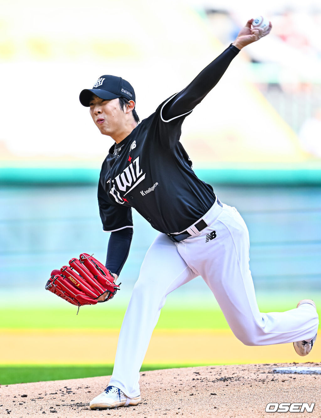 7일 인천 SSG랜더스필드에서 ‘2026 신한 SOL Bank KBO리그’ SSG 랜더스와 KT 위즈의 경기가 열렸다.이날 경기에서 SSG는 베니지아노, KT는 오원석을 선발투수로 내세웠다.KT 선발 오원석이 마운드 위에서 힘차게 공을 뿌리고 있다.  2026.06.07 / rumi@osen.co.kr