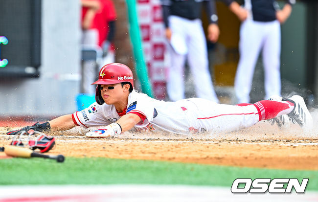 [OSEN=인천, 민경훈 기자] 7일 인천 SSG랜더스필드에서 ‘2026 신한 SOL Bank KBO리그’ SSG 랜더스와 KT 위즈의 경기가 열렸다.이날 경기에서 SSG는 베니지아노, KT는 오원석을 선발투수로 내세웠다.5회말 2사 주자 2루 SSG 김재환의 2루수 왼쪽 내야 1타점 적시타때 . 정준재가 홈으로 몸을 날려 세이프 되고 있다. 2026.06.07 / rumi@osen.co.kr