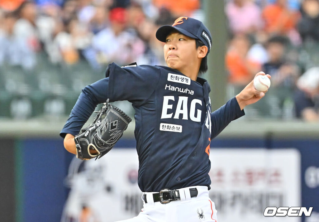 7일 부산 사직야구장에서 2026 신한 SOL KBO 리그 롯데 자이언츠와 한화 이글스의 경기가 열렸다. 홈팀 롯데는 비슬리가, 방문팀 한화는 황준서가 선발 출전했다.한화 이글스 선발 투수 황준서가 역투하고 있다. 2026.06.07 / foto0307@osen.co.kr