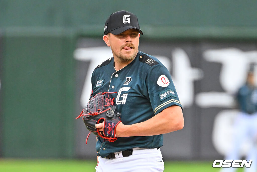 7일 부산 사직야구장에서 2026 신한 SOL KBO 리그 롯데 자이언츠와 한화 이글스의 경기가 열렸다. 홈팀 롯데는 비슬리가, 방문팀 한화는 황준서가 선발 출전했다.롯데 자이언츠 선발 투수 비슬리가 1회부터 4실점하고 아쉬워하고 있다. 2026.06.07 / foto0307@osen.co.kr