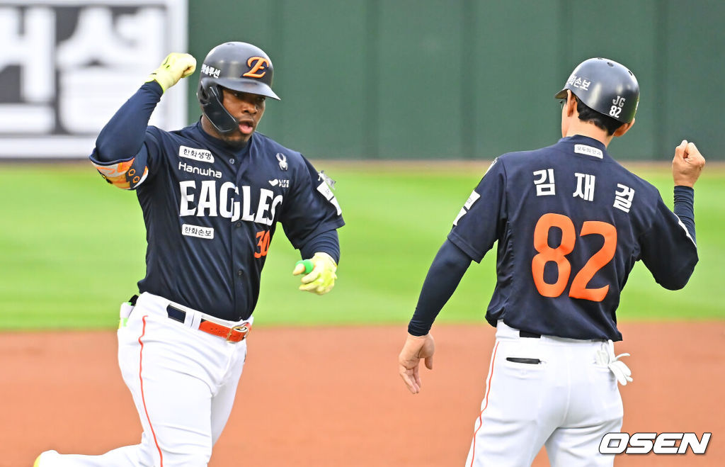 7일 부산 사직야구장에서 2026 신한 SOL KBO 리그 롯데 자이언츠와 한화 이글스의 경기가 열렸다. 홈팀 롯데는 비슬리가, 방문팀 한화는 황준서가 선발 출전했다.한화 이글스 페라자가 1회초 무사 1루 우월 2점 홈런을 치고 세리머니를 하고 있다. 2026.06.07 / foto0307@osen.co.kr