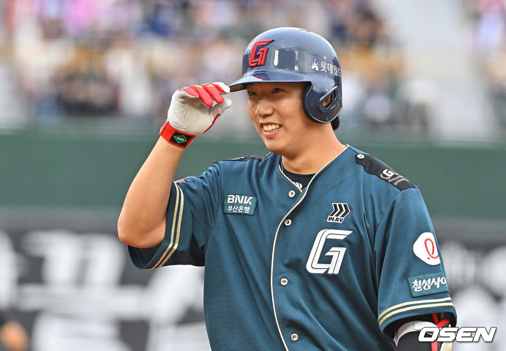 7일 부산 사직야구장에서 2026 신한 SOL KBO 리그 롯데 자이언츠와 한화 이글스의 경기가 열렸다. 홈팀 롯데는 비슬리가, 방문팀 한화는 황준서가 선발 출전했다.롯데 자이언츠 조세진이 3회말 2사 1,3루 좌중간 동점 1타점 안타를 치고 미소짓고 있다. 2026.06.07 / foto0307@osen.co.kr