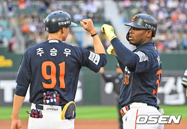 [OSEN=부산, 이석우 기자] 7일 부산 사직야구장에서 2026 신한 SOL KBO 리그 롯데 자이언츠와 한화 이글스의 경기가 열렸다. 홈팀 롯데는 비슬리가, 방문팀 한화는 황준서가 선발 출전했다.한화 이글스 페라자가 4회초 무사 2루 우익수 앞 1타점 안타를 치고 하이파이브를 하고 있다. 2026.06.07 / foto0307@osen.co.kr