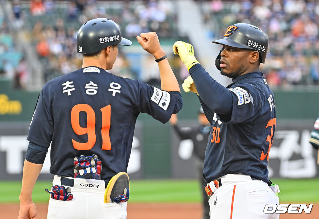 7일 부산 사직야구장에서 2026 신한 SOL KBO 리그 롯데 자이언츠와 한화 이글스의 경기가 열렸다. 홈팀 롯데는 비슬리가, 방문팀 한화는 황준서가 선발 출전했다.한화 이글스 페라자가 4회초 무사 2루 우익수 앞 1타점 안타를 치고 하이파이브를 하고 있다. 2026.06.07 / foto0307@osen.co.kr