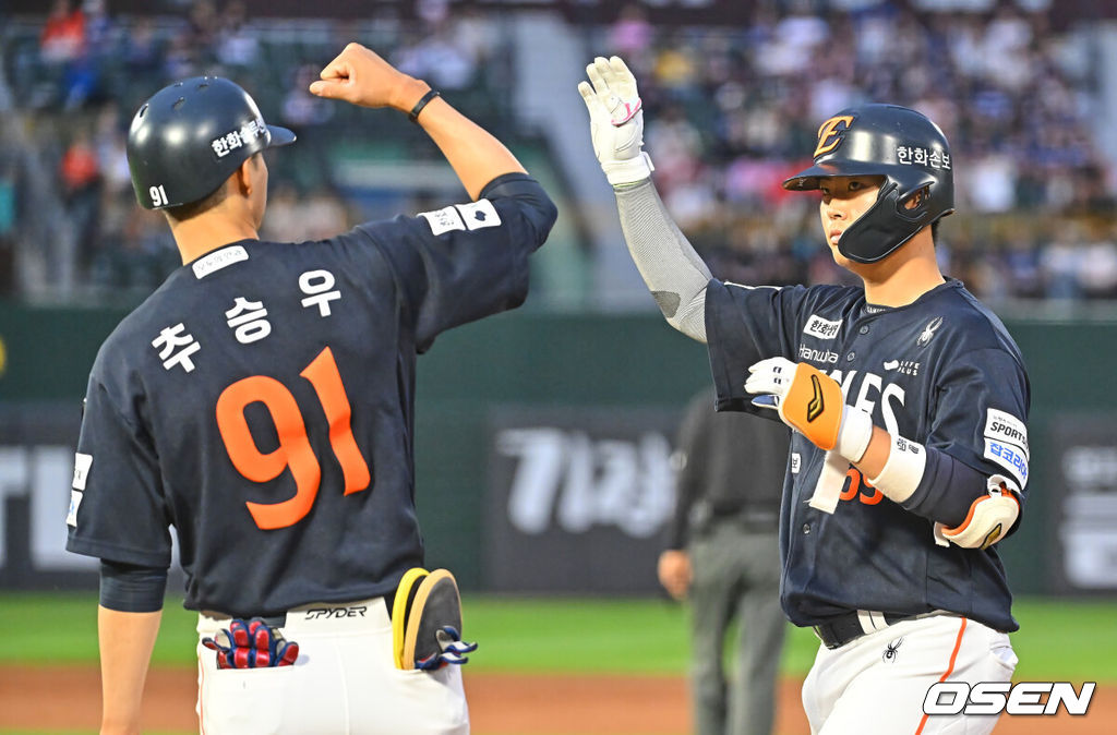 7일 부산 사직야구장에서 2026 신한 SOL KBO 리그 롯데 자이언츠와 한화 이글스의 경기가 열렸다. 홈팀 롯데는 비슬리가, 방문팀 한화는 황준서가 선발 출전했다.한화 이글스 허인서가 7회초 무사 1,3루 중견수 오른쪽 1타점 안타를 치고 하이파이브를 하고 있다. 2026.06.07 / foto0307@osen.co.kr