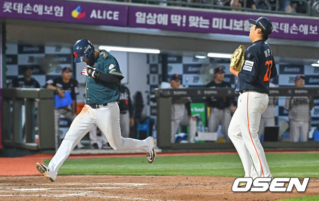 [OSEN=부산, 이석우 기자] 7일 부산 사직야구장에서 2026 신한 SOL KBO 리그 롯데 자이언츠와 한화 이글스의 경기가 열렸다. 홈팀 롯데는 비슬리가, 방문팀 한화는 황준서가 선발 출전했다.롯데 자이언츠 손호영이 8회말 2사 1,3루 한화 이글스 이민우의 폭투때 득점을 올리고 있다. 2026.06.07 / foto0307@osen.co.kr