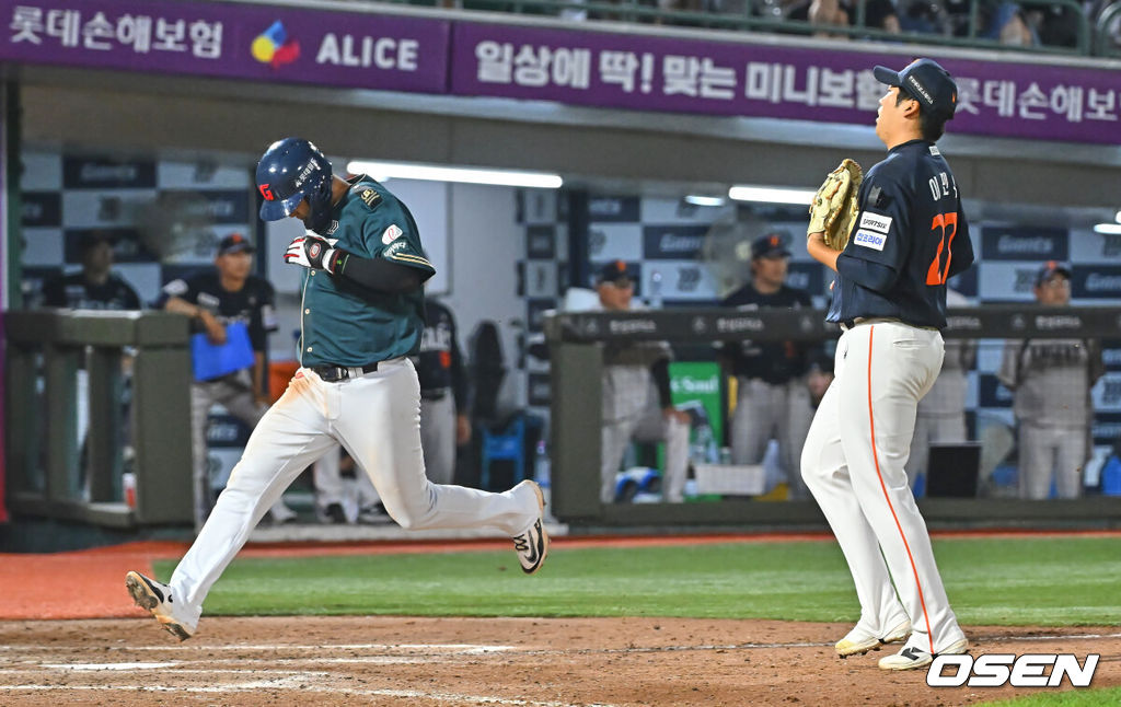 7일 부산 사직야구장에서 2026 신한 SOL KBO 리그 롯데 자이언츠와 한화 이글스의 경기가 열렸다. 홈팀 롯데는 비슬리가, 방문팀 한화는 황준서가 선발 출전했다.롯데 자이언츠 손호영이 8회말 2사 1,3루 한화 이글스 이민우의 폭투때 득점을 올리고 있다. 2026.06.07 / foto0307@osen.co.kr