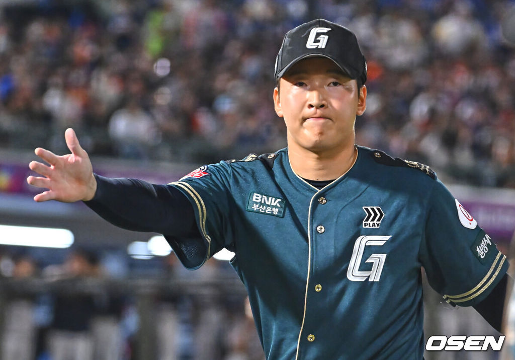7일 부산 사직야구장에서 2026 신한 SOL KBO 리그 롯데 자이언츠와 한화 이글스의 경기가 열렸다. 홈팀 롯데는 비슬리가, 방문팀 한화는 황준서가 선발 출전했다.롯데 자이언츠 최준용이 9회초 수비를 무실점으로 막고 하이파이브를 하고 있다. 2026.06.07 / foto0307@osen.co.kr