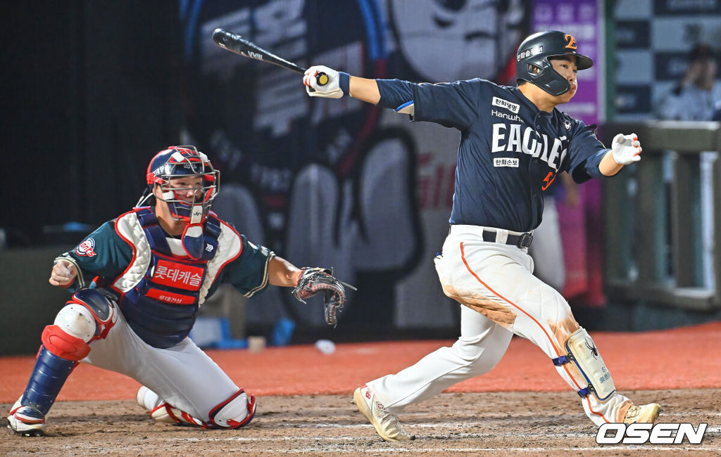 7일 부산 사직야구장에서 2026 신한 SOL KBO 리그 롯데 자이언츠와 한화 이글스의 경기가 열렸다. 홈팀 롯데는 비슬리가, 방문팀 한화는 황준서가 선발 출전했다.한화 이글스 문현빈이 연장 10회초 2사 만루 1루 땅볼을 치고 있다. 2026.06.07 / foto0307@osen.co.kr