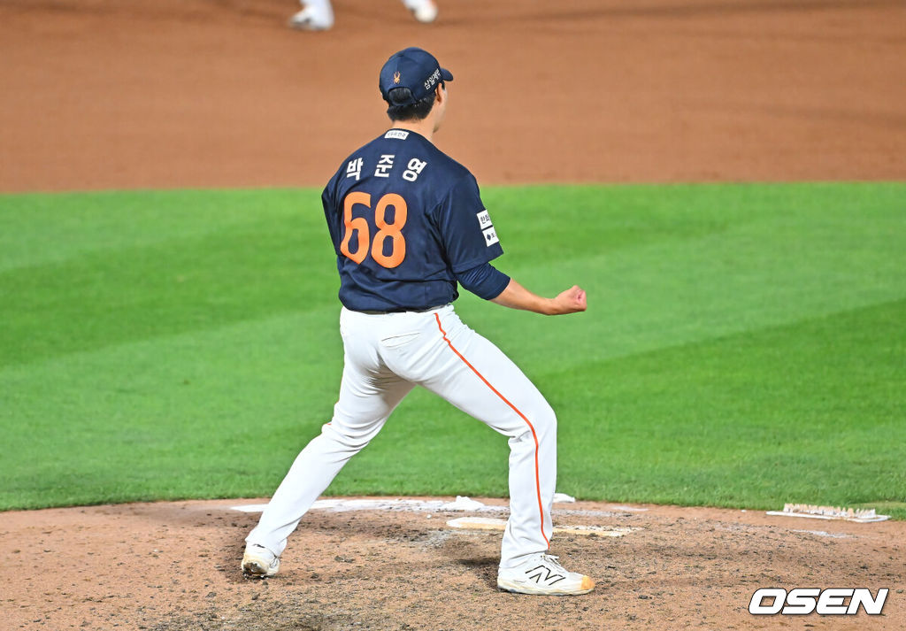 7일 부산 사직야구장에서 2026 신한 SOL KBO 리그 롯데 자이언츠와 한화 이글스의 경기가 열렸다. 홈팀 롯데는 비슬리가, 방문팀 한화는 황준서가 선발 출전했다.한화 이글스 박준영이 9회말 2사 만루 롯데 자이언츠 정보근을 삼진으로 잡고 환호하고 있다. 2026.06.07 / foto0307@osen.co.kr