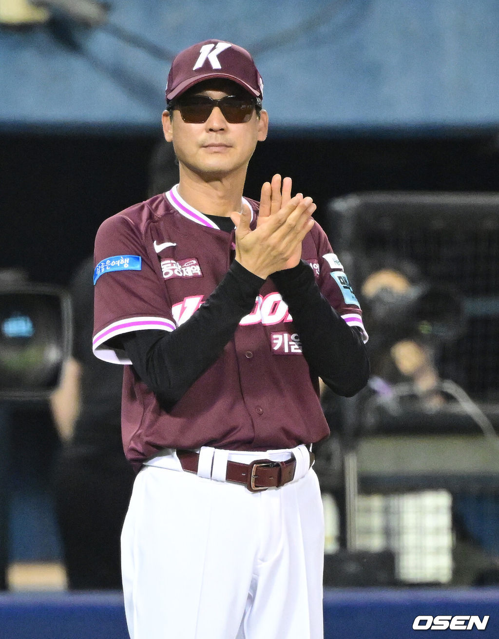 7일 서울 잠실야구장에서 ‘2026 신한 SOL Bank KBO리그’ 두산 베어스와 키움 히어로즈의 경기가 열렸다.이날 경기는 방문팀 키움이 4-1로 승리하며 연패 탈출에 성공했다.경기를 마치고 승리한 키움 설종진 감독이 선수들을 맞이하며 박수를 보내고 있다. 2026.06.07 / dreamer@osen.co.kr