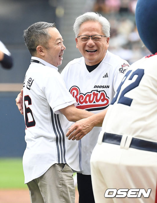 [OSEN=잠실, 최규한 기자] 7일 서울 잠실야구장에서 ‘2026 신한 SOL Bank KBO리그’ 두산 베어스와 키움 히어로즈의 경기가 열렸다.이날 경기는 젠슨 황 엔비디아(NVIDIA) 최고경영자(CEO)가 시구, 두산그룹 박정원 회장이 시타자로 나섰다. 젠슨 황은 엔비디아 창립연도인 1993년을 뜻하는 등번호 93번 유니폼, 박정원 회장은 두산 창업연도인 1896년을 상징하는 96번 유니폼을 입고 잠실 야구장에서 시구-시타 행사를 가졌다.젠슨 황 엔비디아 최고경영자(CEO)와 박정원 두산그룹 회장이 시구와 시타를 마친 뒤 인사를 나누고 있다. 2026.06.07 / dreamer@osen.co.kr
