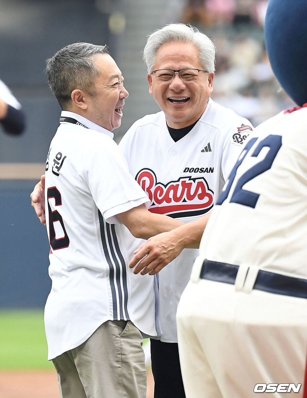7일 서울 잠실야구장에서 ‘2026 신한 SOL Bank KBO리그’ 두산 베어스와 키움 히어로즈의 경기가 열렸다.이날 경기는 젠슨 황 엔비디아(NVIDIA) 최고경영자(CEO)가 시구, 두산그룹 박정원 회장이 시타자로 나섰다. 젠슨 황은 엔비디아 창립연도인 1993년을 뜻하는 등번호 93번 유니폼, 박정원 회장은 두산 창업연도인 1896년을 상징하는 96번 유니폼을 입고 잠실 야구장에서 시구-시타 행사를 가졌다.젠슨 황 엔비디아 최고경영자(CEO)와 박정원 두산그룹 회장이 시구와 시타를 마친 뒤 인사를 나누고 있다. 2026.06.07 / dreamer@osen.co.kr