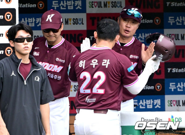 [OSEN=잠실, 최규한 기자] 7일 서울 잠실야구장에서 ‘2026 신한 SOL Bank KBO리그’ 두산 베어스와 키움 히어로즈의 경기가 열렸다.홈팀 두산은 웨스 벤자민, 방문팀 키움은 라울 알칸타라를 선발로 내세웠다.1회초 2사 2, 3루 상황 키움 임병욱의 달아나는 2타점 적시타 때 홈을 밟은 히우라가 설종진 감독과 인사를 나누고 있다. 2026.06.07 / dreamer@osen.co.kr