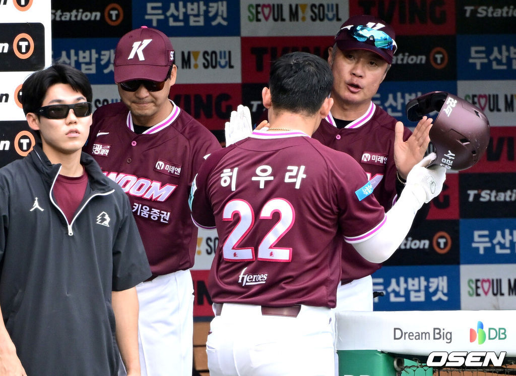 7일 서울 잠실야구장에서 ‘2026 신한 SOL Bank KBO리그’ 두산 베어스와 키움 히어로즈의 경기가 열렸다.홈팀 두산은 웨스 벤자민, 방문팀 키움은 라울 알칸타라를 선발로 내세웠다.1회초 2사 2, 3루 상황 키움 임병욱의 달아나는 2타점 적시타 때 홈을 밟은 히우라가 설종진 감독과 인사를 나누고 있다. 2026.06.07 / dreamer@osen.co.kr