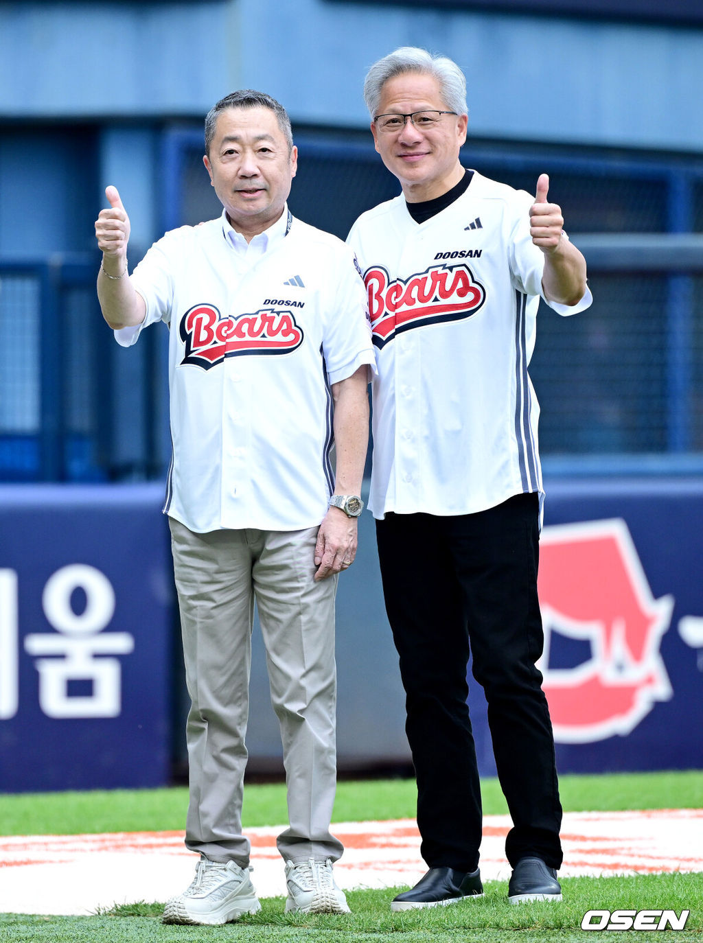 7일 서울 잠실야구장에서 ‘2026 신한 SOL Bank KBO리그’ 두산 베어스와 키움 히어로즈의 경기가 열렸다.이날 경기는 젠슨 황 엔비디아(NVIDIA) 최고경영자(CEO)가 시구, 두산그룹 박정원 회장이 시타자로 나섰다. 젠슨 황은 엔비디아 창립연도인 1993년을 뜻하는 등번호 93번 유니폼, 박정원 회장은 두산 창업연도인 1896년을 상징하는 96번 유니폼을 입고 잠실 야구장에서 시구-시타 행사를 가졌다.젠슨 황 엔비디아 최고경영자(CEO)와 박정원 두산그룹 회장이 시구와 시타를 앞두고 포즈를 취하고 있다. 2026.06.07 / dreamer@osen.co.kr