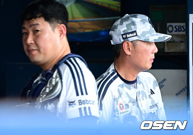 [OSEN=잠실, 최규한 기자] 7일 서울 잠실야구장에서 ‘2026 신한 SOL Bank KBO리그’ 두산 베어스와 키움 히어로즈의 경기가 열렸다.홈팀 두산은 웨스 벤자민, 방문팀 키움은 라울 알칸타라를 선발로 내세웠다.3회초 무사 1루 상황 키움 임병욱 타석 때 두산 포수 양의지가 포구 중 부상을 입고 교체되고 있다. 아쉬움을 삼키는 두산 김원형 감독. 2026.06.07 / dreamer@osen.co.kr