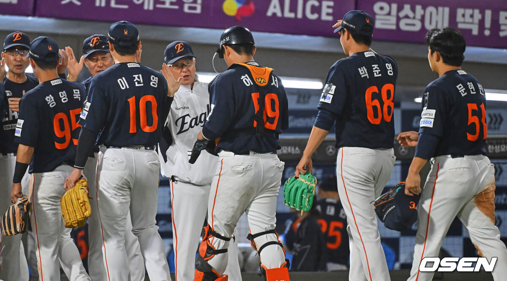 7일 부산 사직야구장에서 2026 신한 SOL KBO 리그 롯데 자이언츠와 한화 이글스의 경기가 열렸다. 홈팀 롯데는 비슬리가, 방문팀 한화는 황준서가 선발 출전했다.한화 이글스 김경문 감독이 롯데 자이언츠에 연장 승부 끝에 9-8로 승리한 후 선수들과 기쁨을 나누고 있다. 2026.06.07 / foto0307@osen.co.kr