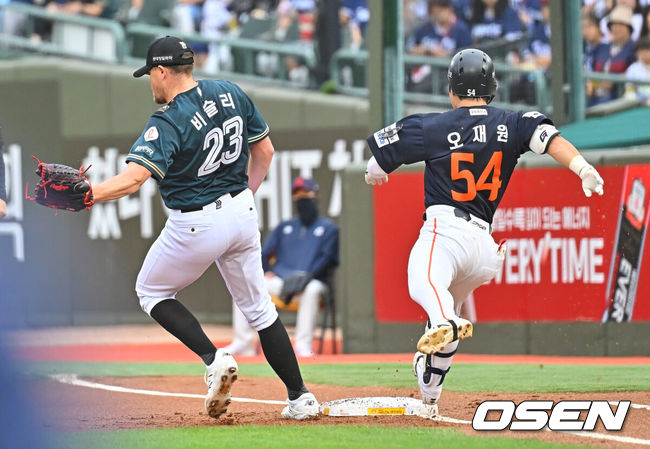 [OSEN=부산, 이석우 기자] 7일 부산 사직야구장에서 2026 신한 SOL KBO 리그 롯데 자이언츠와 한화 이글스의 경기가 열렸다. 홈팀 롯데는 비슬리가, 방문팀 한화는 황준서가 선발 출전했다.한화 이글스 오재원이 1회초 1루수 왼쪽 내야 안타를 치고 세이프되고 있다. 2026.06.07 / foto0307@osen.co.kr