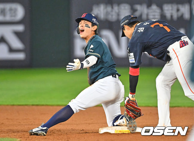 [OSEN=부산, 이석우 기자] 7일 부산 사직야구장에서 2026 신한 SOL KBO 리그 롯데 자이언츠와 한화 이글스의 경기가 열렸다. 홈팀 롯데는 비슬리가, 방문팀 한화는 황준서가 선발 출전했다.롯데 자이언츠 황성빈이 8회말 2사 3루 동점 1타점 우중간 2루타를 치고 포효하고 있다. 2026.06.07 / foto0307@osen.co.kr