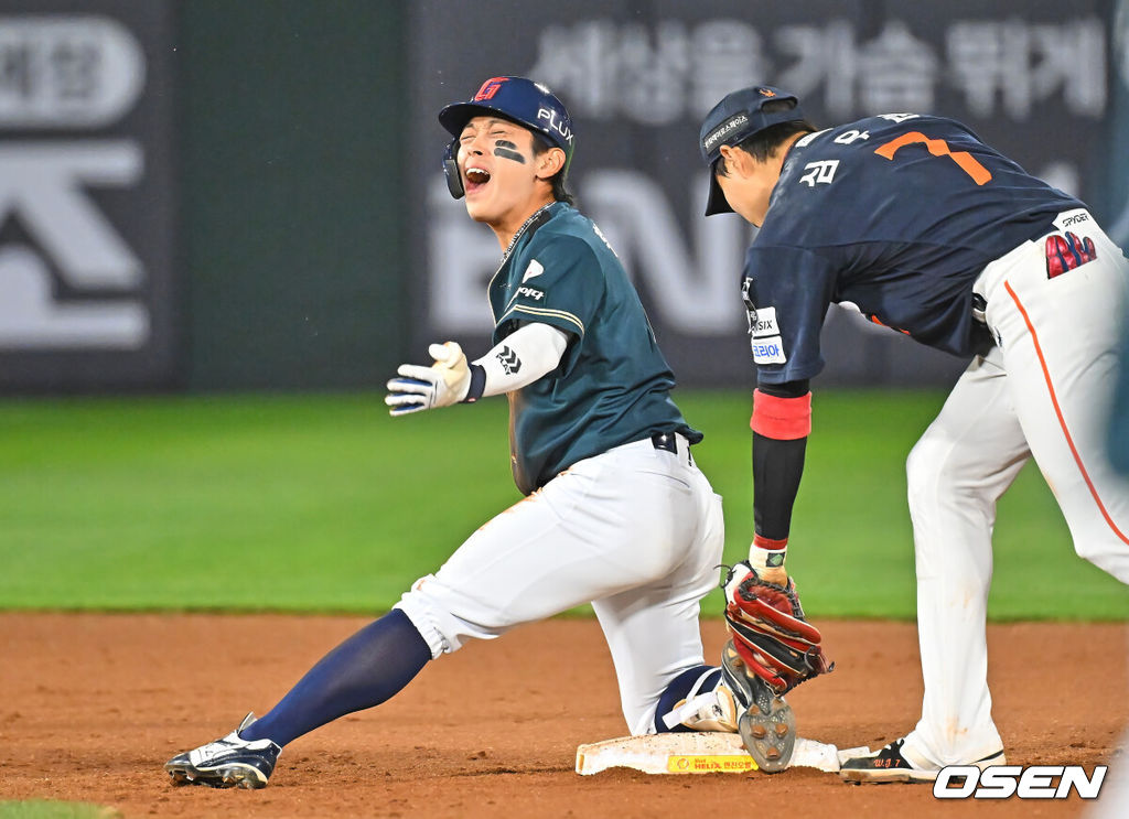 7일 부산 사직야구장에서 2026 신한 SOL KBO 리그 롯데 자이언츠와 한화 이글스의 경기가 열렸다. 홈팀 롯데는 비슬리가, 방문팀 한화는 황준서가 선발 출전했다.롯데 자이언츠 황성빈이 8회말 2사 3루 동점 1타점 우중간 2루타를 치고 포효하고 있다. 2026.06.07 / foto0307@osen.co.kr