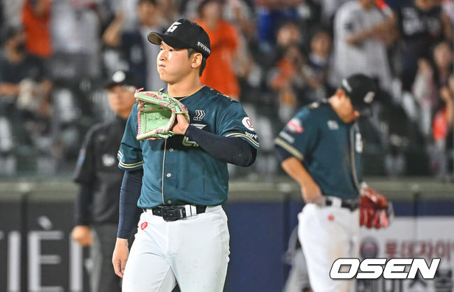 [OSEN=부산, 이석우 기자] 7일 부산 사직야구장에서 2026 신한 SOL KBO 리그 롯데 자이언츠와 한화 이글스의 경기가 열렸다. 홈팀 롯데는 비슬리가, 방문팀 한화는 황준서가 선발 출전했다.롯데 자이언츠 최준용이 연장 10회초 2사 만루 한화 이글스 문현빈의 1루 땅볼때 최항의 포구 실책으로 2실점한 후 아쉬워하고 있다. 2026.06.07 / foto0307@osen.co.kr