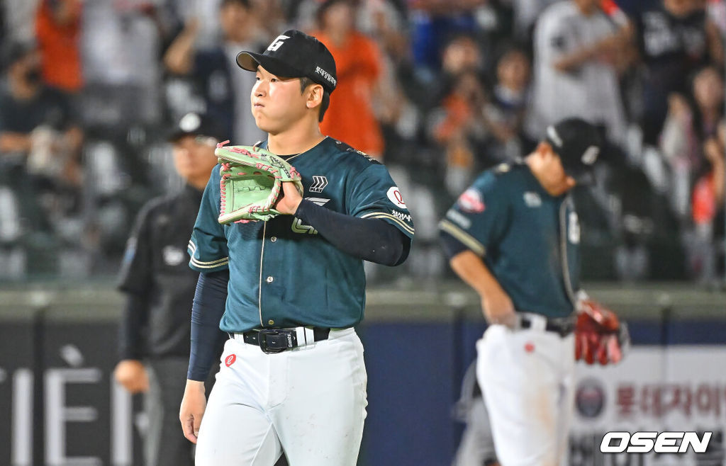 7일 부산 사직야구장에서 2026 신한 SOL KBO 리그 롯데 자이언츠와 한화 이글스의 경기가 열렸다. 홈팀 롯데는 비슬리가, 방문팀 한화는 황준서가 선발 출전했다.롯데 자이언츠 최준용이 연장 10회초 2사 만루 한화 이글스 문현빈의 1루 땅볼때 최항의 포구 실책으로 2실점한 후 아쉬워하고 있다. 2026.06.07 / foto0307@osen.co.kr