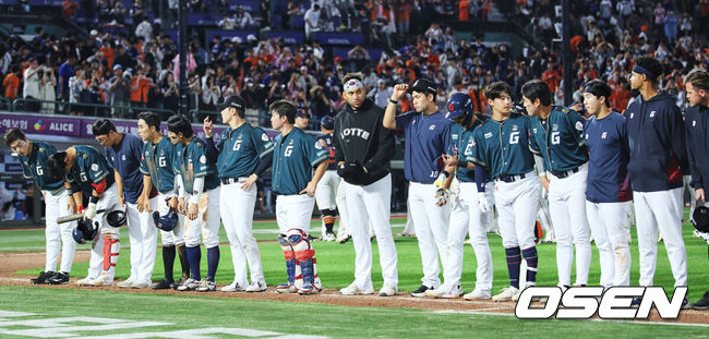 [OSEN=부산, 이석우 기자] 7일 부산 사직야구장에서 2026 신한 SOL KBO 리그 롯데 자이언츠와 한화 이글스의 경기가 열렸다. 홈팀 롯데는 비슬리가, 방문팀 한화는 황준서가 선발 출전했다.롯데 자이언츠 선수들이 한화 이글스에 연장 승부끝에 8-9로 패한 후 팬들에게 인사를 하고 있다. 2026.06.07 / foto0307@osen.co.kr