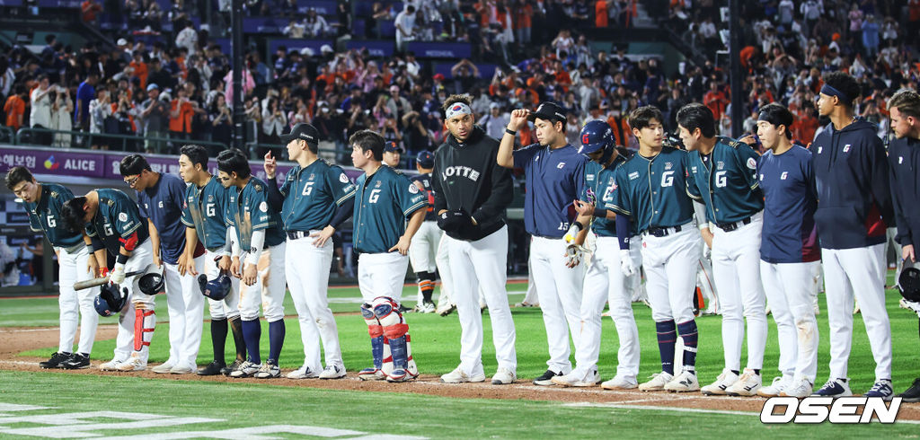 7일 부산 사직야구장에서 2026 신한 SOL KBO 리그 롯데 자이언츠와 한화 이글스의 경기가 열렸다. 홈팀 롯데는 비슬리가, 방문팀 한화는 황준서가 선발 출전했다.롯데 자이언츠 선수들이 한화 이글스에 연장 승부끝에 8-9로 패한 후 팬들에게 인사를 하고 있다. 2026.06.07 / foto0307@osen.co.kr