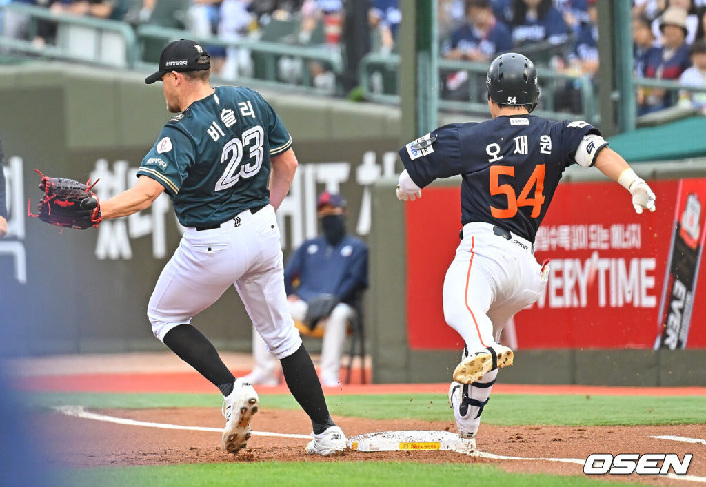 7일 부산 사직야구장에서 2026 신한 SOL KBO 리그 롯데 자이언츠와 한화 이글스의 경기가 열렸다. 홈팀 롯데는 비슬리가, 방문팀 한화는 황준서가 선발 출전했다.한화 이글스 오재원이 1회초 1루수 왼쪽 내야 안타를 치고 세이프되고 있다. 2026.06.07 / foto0307@osen.co.kr