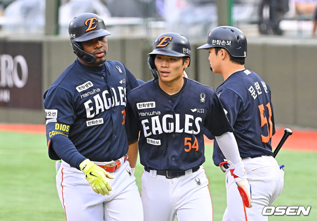 7일 부산 사직야구장에서 2026 신한 SOL KBO 리그 롯데 자이언츠와 한화 이글스의 경기가 열렸다. 홈팀 롯데는 비슬리가, 방문팀 한화는 황준서가 선발 출전했다.한화 이글스 페라자가 1회초 무사 1루 우월 2점 홈런을 치고 오재원과 기쁨을 나누고 있다. 2026.06.07 / foto0307@osen.co.kr