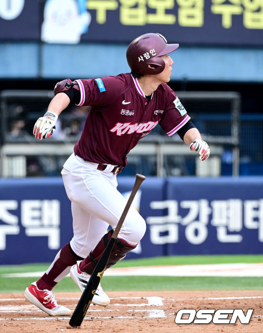 [OSEN=잠실, 최규한 기자] 7일 서울 잠실야구장에서 ‘2026 신한 SOL Bank KBO리그’ 두산 베어스와 키움 히어로즈의 경기가 열렸다.홈팀 두산은 웨스 벤자민, 방문팀 키움은 라울 알칸타라를 선발로 내세웠다.6회초 2사 주자없는 상황 키움 서건창이 안타를 날리고 있다. 2026.06.07 / dreamer@osen.co.kr