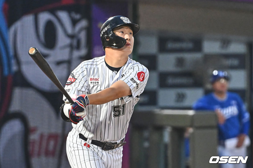 22일 부산 사직야구장에서 2026 신한 SOL KBO 리그 롯데 자이언츠와 삼성 라이온즈의 경기가 열렸다. 홈팀 롯데는 김진욱이, 방문팀 삼성은 오러클린이 선발 출전했다.롯데 자이언츠 나승엽이 3회말 1사 1,2루 우월 3점 홈런을 치고 있다. 2026.05.22 / foto0307@osen.co.kr