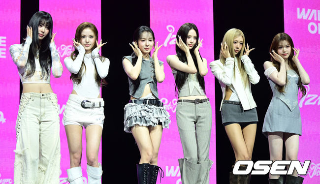 [OSEN=최규한 기자] 그룹 izna(이즈나)가 8일 오후 서울 한남동 블루스퀘어 우리WON뱅킹홀에서 미니 3집 ‘SET THE TEMPO’(세트 더 템포) 발매 쇼케이스를 가졌다.미니 3집 'SET THE TEMPO'는 세상이 기대하는 기준이 아닌 '우리 스스로가 기준이 된다'라는 주체적인 태도를 선명하게 담아낸 앨범이다.&nbsp;이즈나 멤버들이 포토타임을 하고 있다. 2026.06.08 / dreamer@osen.co.kr