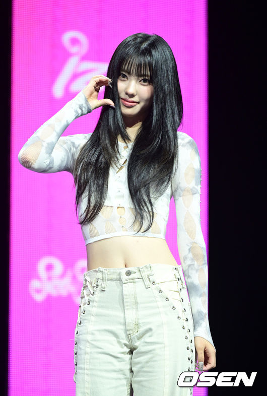 [OSEN=최규한 기자] 그룹 izna(이즈나)가 8일 오후 서울 한남동 블루스퀘어 우리WON뱅킹홀에서 미니 3집 ‘SET THE TEMPO’(세트 더 템포) 발매 쇼케이스를 가졌다.미니 3집 'SET THE TEMPO'는 세상이 기대하는 기준이 아닌 '우리 스스로가 기준이 된다'라는 주체적인 태도를 선명하게 담아낸 앨범이다.&nbsp;이즈나 코코가 포토타임을 하고 있다. 2026.06.08 / dreamer@osen.co.kr
