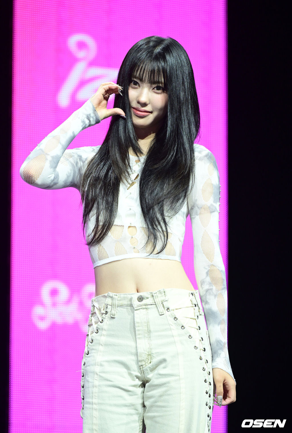 그룹 izna(이즈나)가 8일 오후 서울 한남동 블루스퀘어 우리WON뱅킹홀에서 미니 3집 ‘SET THE TEMPO’(세트 더 템포) 발매 쇼케이스를 가졌다.미니 3집 'SET THE TEMPO'는 세상이 기대하는 기준이 아닌 '우리 스스로가 기준이 된다'라는 주체적인 태도를 선명하게 담아낸 앨범이다. 이즈나 코코가 포토타임을 하고 있다. 2026.06.08 / dreamer@osen.co.kr