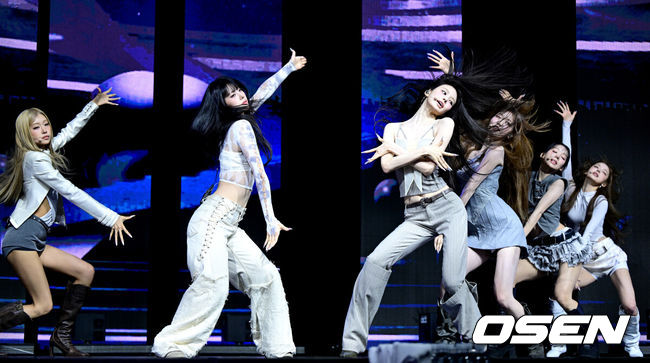 [OSEN=최규한 기자] 그룹 izna(이즈나)가 8일 오후 서울 한남동 블루스퀘어 우리WON뱅킹홀에서 미니 3집 ‘SET THE TEMPO’(세트 더 템포) 발매 쇼케이스를 가졌다.미니 3집 'SET THE TEMPO'는 세상이 기대하는 기준이 아닌 '우리 스스로가 기준이 된다'라는 주체적인 태도를 선명하게 담아낸 앨범이다.&nbsp;이즈나 멤버들이 타이틀곡 메트로놈 무대를 펼치고 있다. 2026.06.08 / dreamer@osen.co.kr