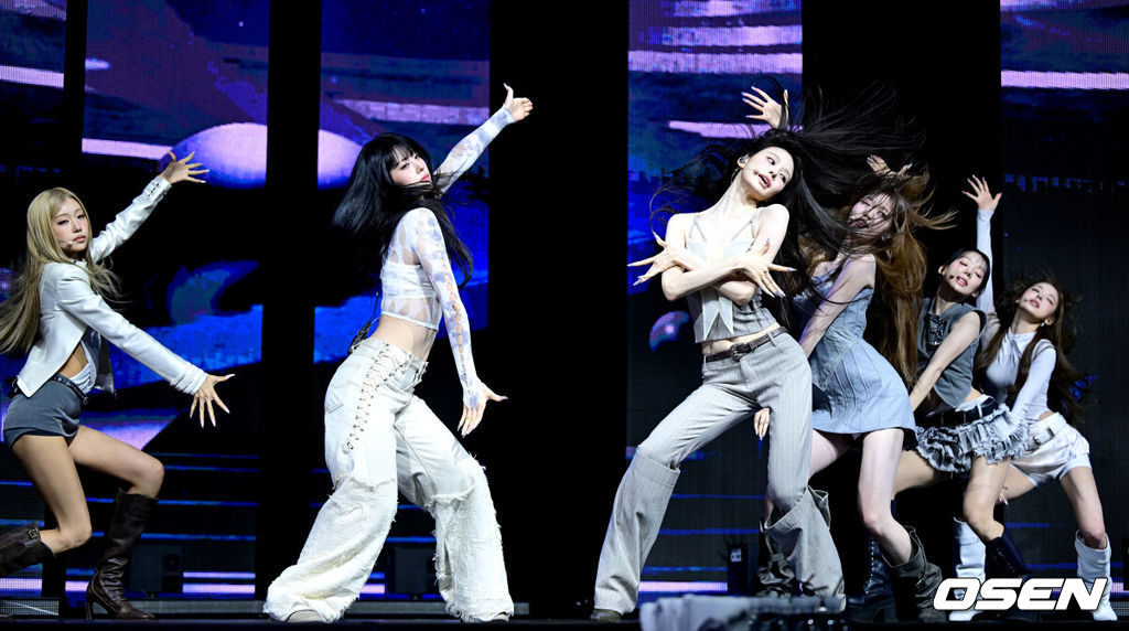 그룹 izna(이즈나)가 8일 오후 서울 한남동 블루스퀘어 우리WON뱅킹홀에서 미니 3집 ‘SET THE TEMPO’(세트 더 템포) 발매 쇼케이스를 가졌다.미니 3집 'SET THE TEMPO'는 세상이 기대하는 기준이 아닌 '우리 스스로가 기준이 된다'라는 주체적인 태도를 선명하게 담아낸 앨범이다. 이즈나 멤버들이 타이틀곡 메트로놈 무대를 펼치고 있다. 2026.06.08 / dreamer@osen.co.kr