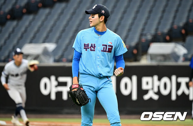 [OSEN=대전, 조은정 기자]제4회 한화이글스배 고교vs대학 올스타전이 8일 대전한화생명볼파크에서 열렸다.고교 올스타는 18세 이하 청소년 대표팀을 맡고 있는 덕수고 정윤진 감독이 지휘한다. 대학 올스타는 23세 이하 대표팀 사령탑인 성균관대 이연수 감독이 이끈다. 양 팀 선수단은 프로 10개 구단 스카우트 팀장들의 협의를 통해 선발됐다.2회초 무실점으로 이닝을 마친 고교팀 부산고 하현승이 기뻐하고 있다. 2026.06.08 /cej@osen.co.kr