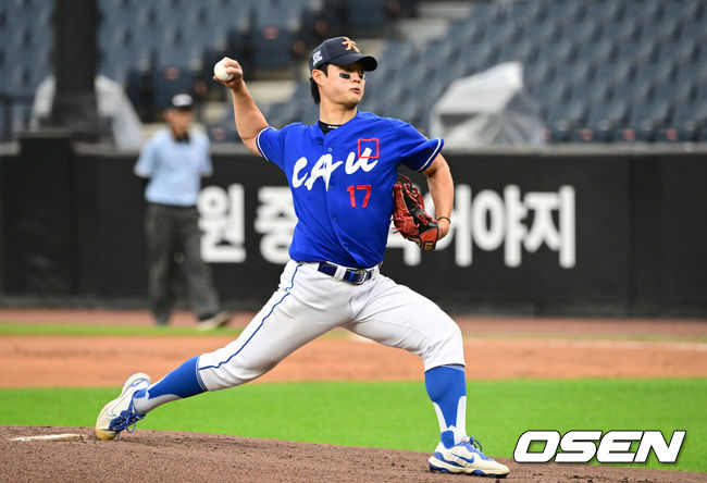 [OSEN=대전, 조은정 기자]제4회 한화이글스배 고교vs대학 올스타전이 8일 대전한화생명볼파크에서 열렸다.고교 올스타는 18세 이하 청소년 대표팀을 맡고 있는 덕수고 정윤진 감독이 지휘한다. 대학 올스타는 23세 이하 대표팀 사령탑인 성균관대 이연수 감독이 이끈다. 양 팀 선수단은 프로 10개 구단 스카우트 팀장들의 협의를 통해 선발됐다.대학팀 선발 중앙대 김도윤이 역투하고 있다. 2026.06.08 /cej@osen.co.kr