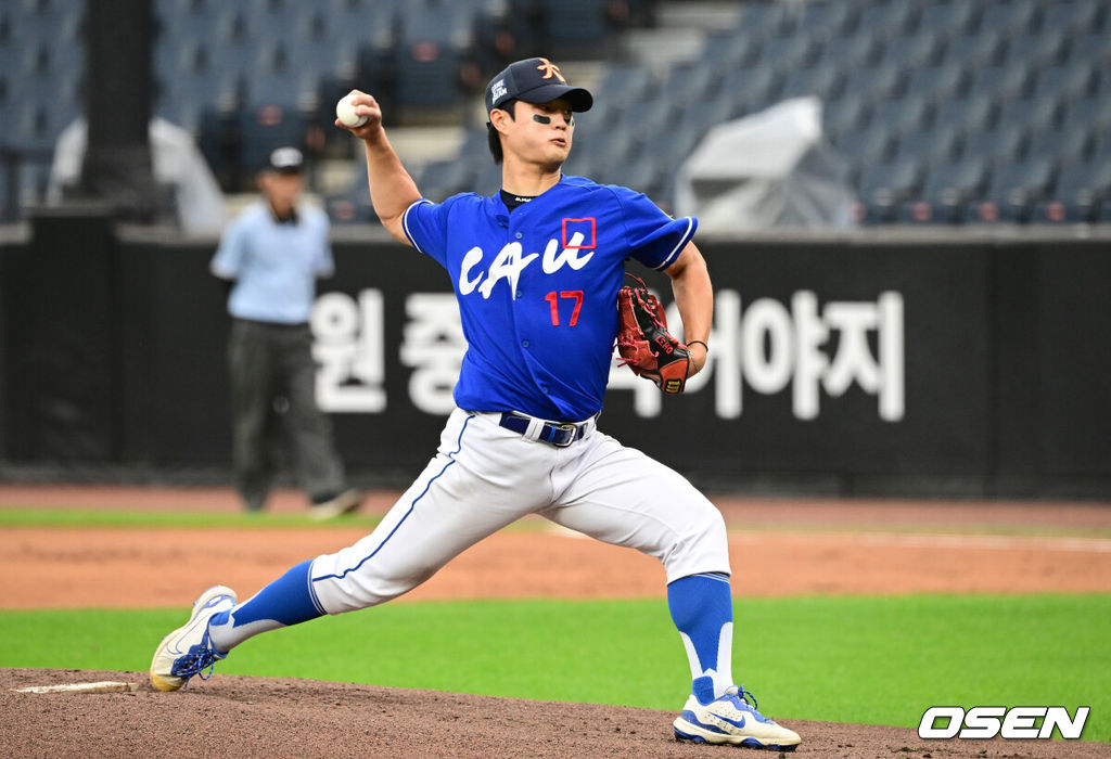 제4회 한화이글스배 고교vs대학 올스타전이 8일 대전한화생명볼파크에서 열렸다.고교 올스타는 18세 이하 청소년 대표팀을 맡고 있는 덕수고 정윤진 감독이 지휘한다. 대학 올스타는 23세 이하 대표팀 사령탑인 성균관대 이연수 감독이 이끈다. 양 팀 선수단은 프로 10개 구단 스카우트 팀장들의 협의를 통해 선발됐다.대학팀 선발 중앙대 김도윤이 역투하고 있다. 2026.06.08 /cej@osen.co.kr