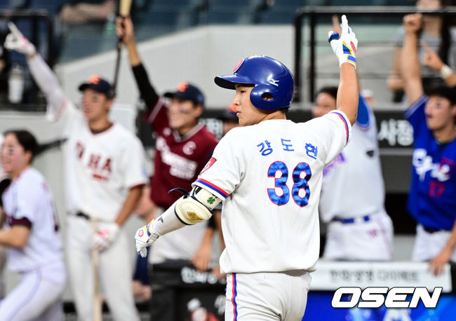 [OSEN=대전, 조은정 기자]제4회 한화이글스배 고교vs대학 올스타전이 8일 대전한화생명볼파크에서 열렸다.고교 올스타는 18세 이하 청소년 대표팀을 맡고 있는 덕수고 정윤진 감독이 지휘한다. 대학 올스타는 23세 이하 대표팀 사령탑인 성균관대 이연수 감독이 이끈다. 양 팀 선수단은 프로 10개 구단 스카우트 팀장들의 협의를 통해 선발됐다.4회초 1사 2,3루에서 대학팀 동의과학대 강도현이 동점 쓰리런 홈런을 날리고 있다. 2026.06.08 /cej@osen.co.kr