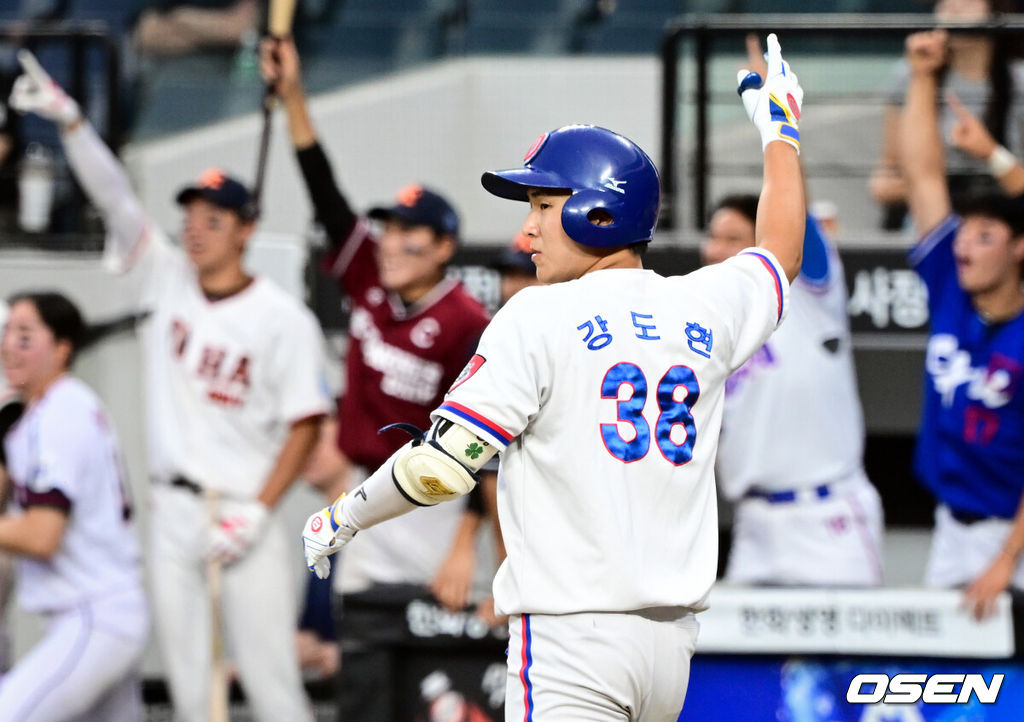 제4회 한화이글스배 고교vs대학 올스타전이 8일 대전한화생명볼파크에서 열렸다.고교 올스타는 18세 이하 청소년 대표팀을 맡고 있는 덕수고 정윤진 감독이 지휘한다. 대학 올스타는 23세 이하 대표팀 사령탑인 성균관대 이연수 감독이 이끈다. 양 팀 선수단은 프로 10개 구단 스카우트 팀장들의 협의를 통해 선발됐다.4회초 1사 2,3루에서 대학팀 동의과학대 강도현이 동점 쓰리런 홈런을 날리고 있다. 2026.06.08 /cej@osen.co.kr